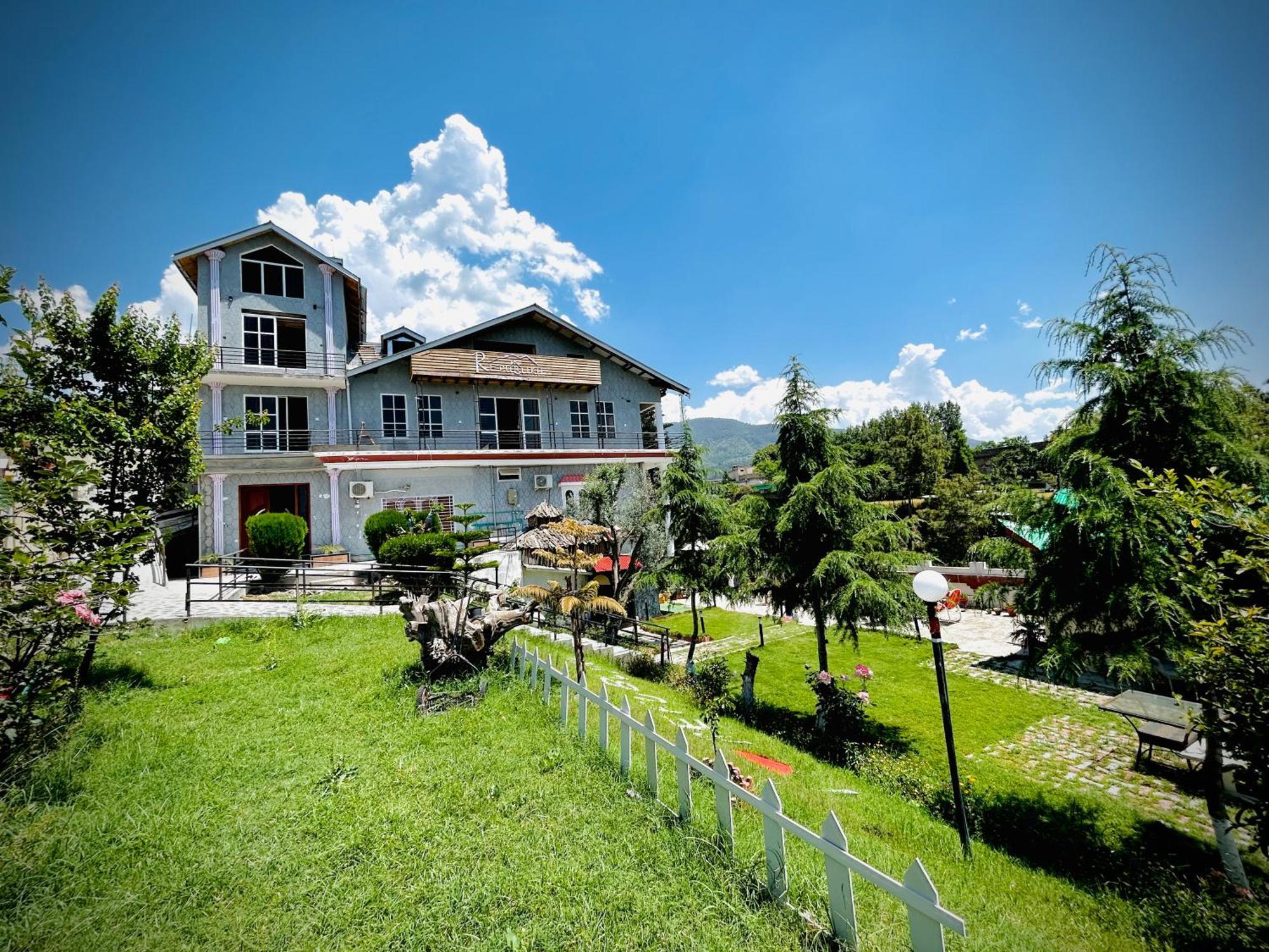 Republika Central Hotel & Resort Аботабад Екстериор снимка